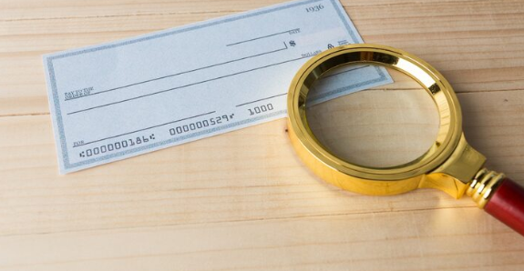 Pemalsuan Tanda Tangan Cek Bank Jerat Hukum & Analisis Grafonomi